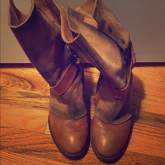Shoes - Pair of weathered boots, pre-owned